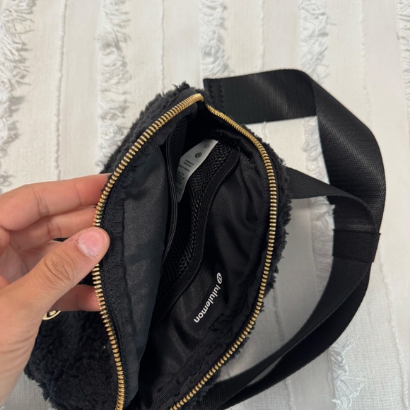 Lululemon Everywhere Belt Bag 1L Black *Fleece - NWT - Picture 11 of 12